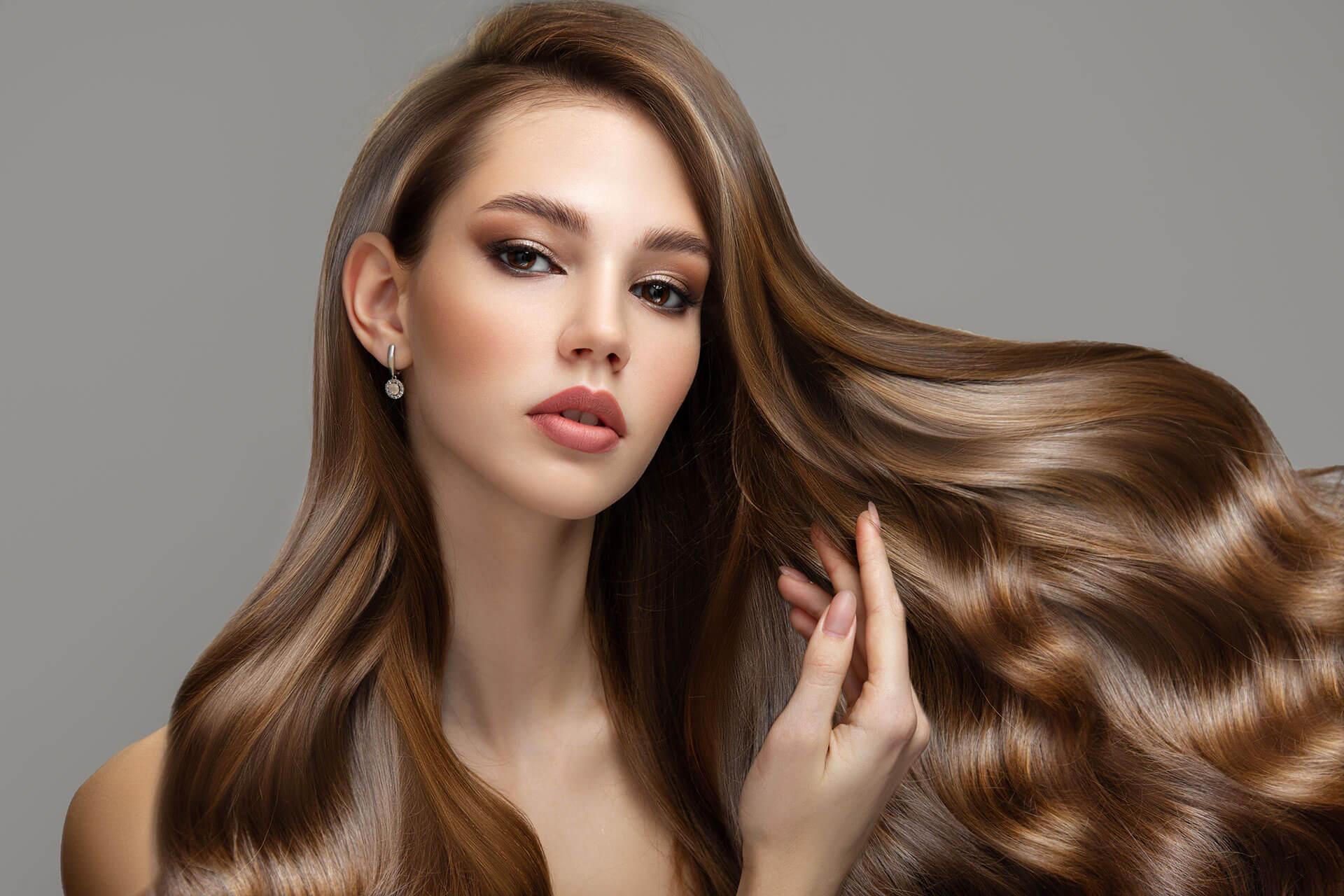 مقایسه علمی رنگ موی شیمیایی و گیاهی | راهنمای انتخاب ایمن