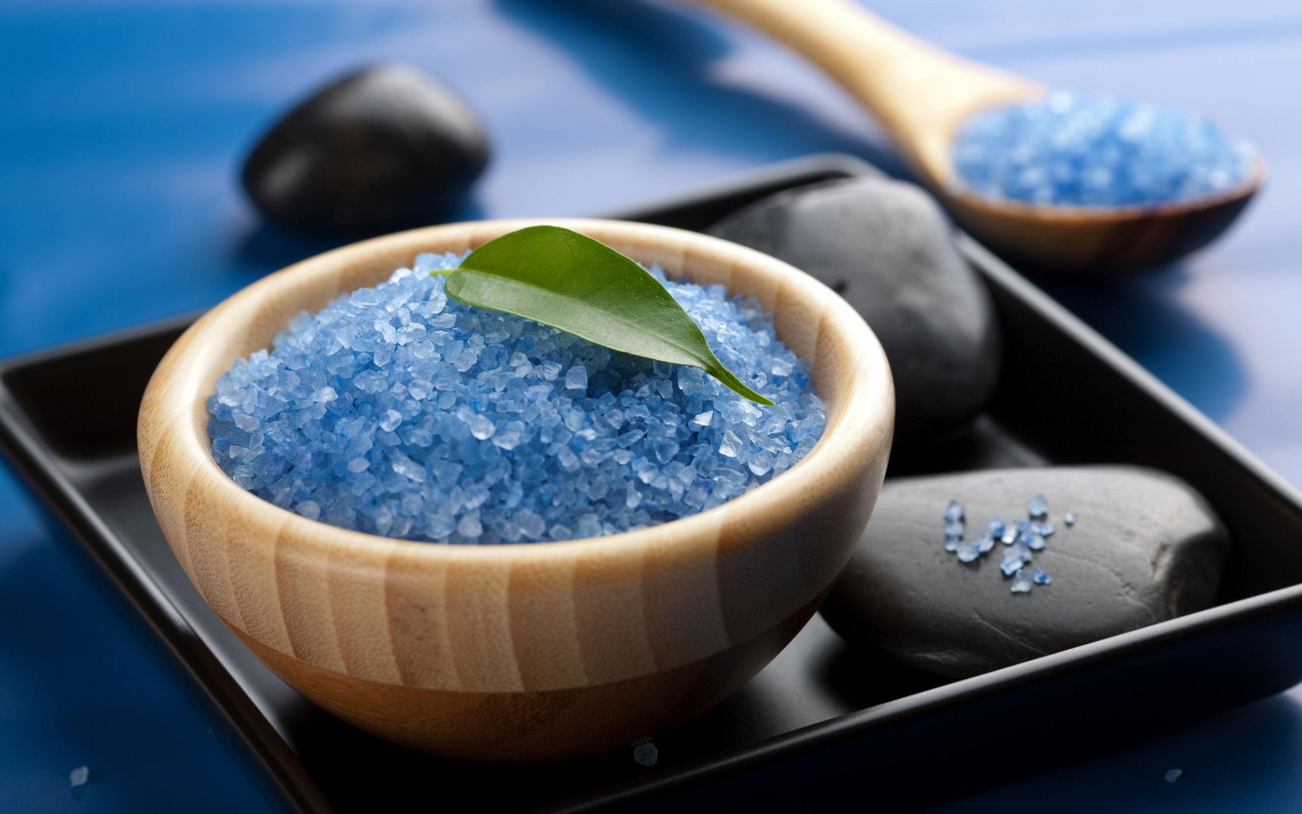 18 خاصیت و فوایدشگفت‌انگیز نمک آبی برای سلامتی
