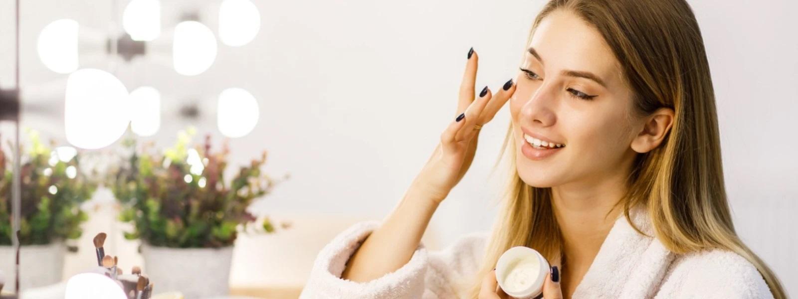 کرم چهل گیاه حق‌یار؛ بهترین کرم گیاهی دست‌ساز برای رفع لک و آکنه