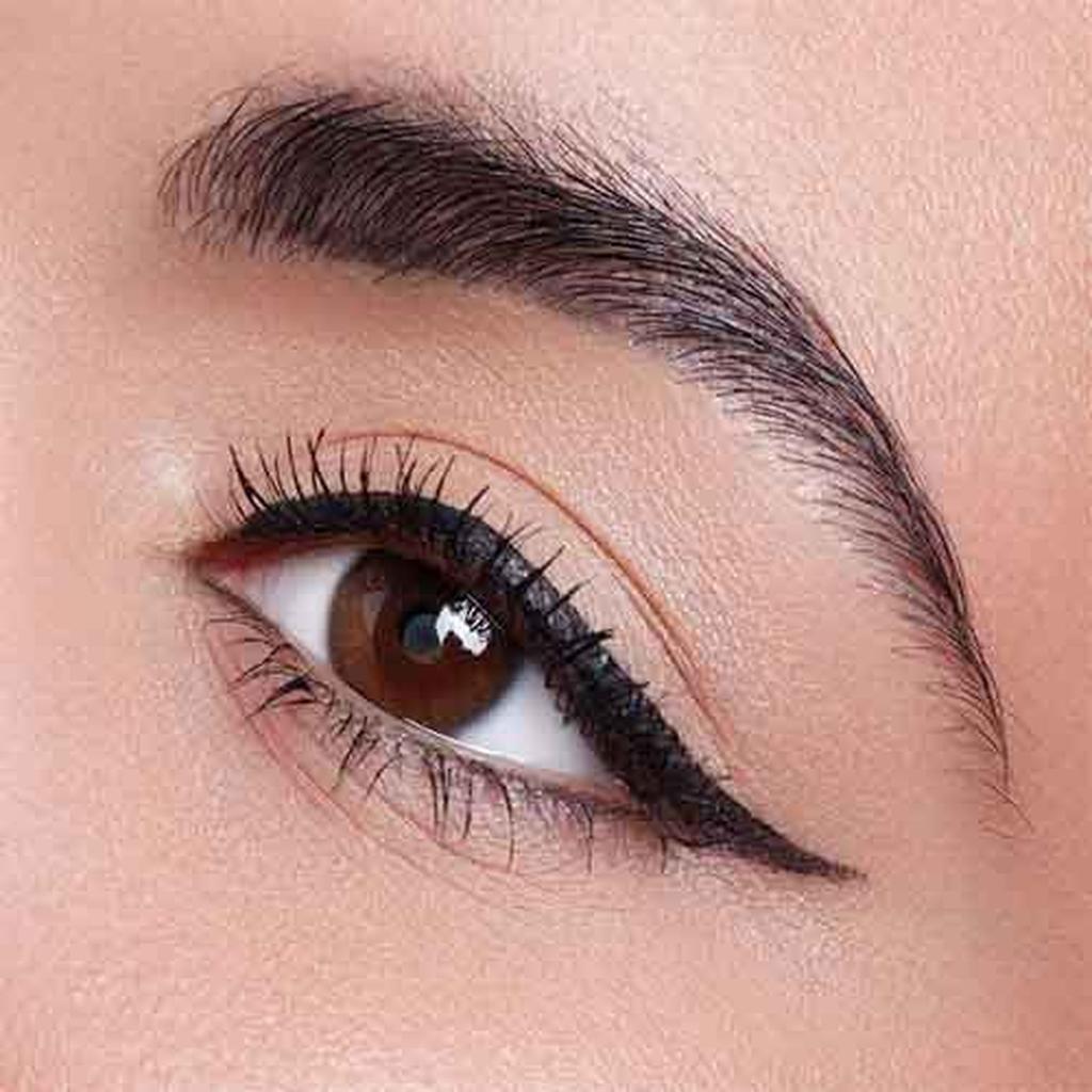 خط چشم گیاهی سرمه چهارمغز؛ آرایش ایمن، بدون سوزش و تقویت‌کننده مژه